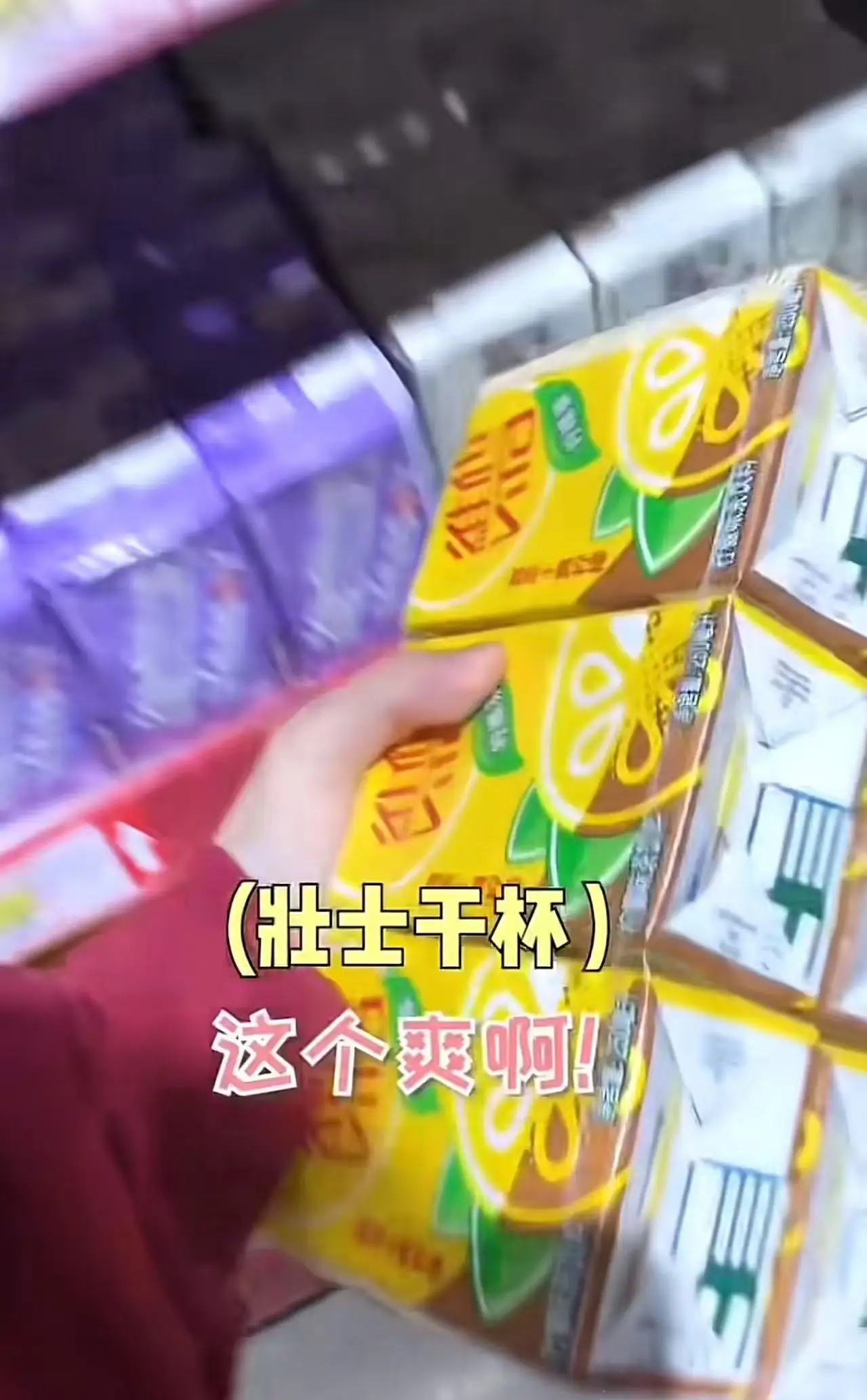多多自动批发：女大学生晒奢侈消费引争议，2000元生活费究竟够不够？