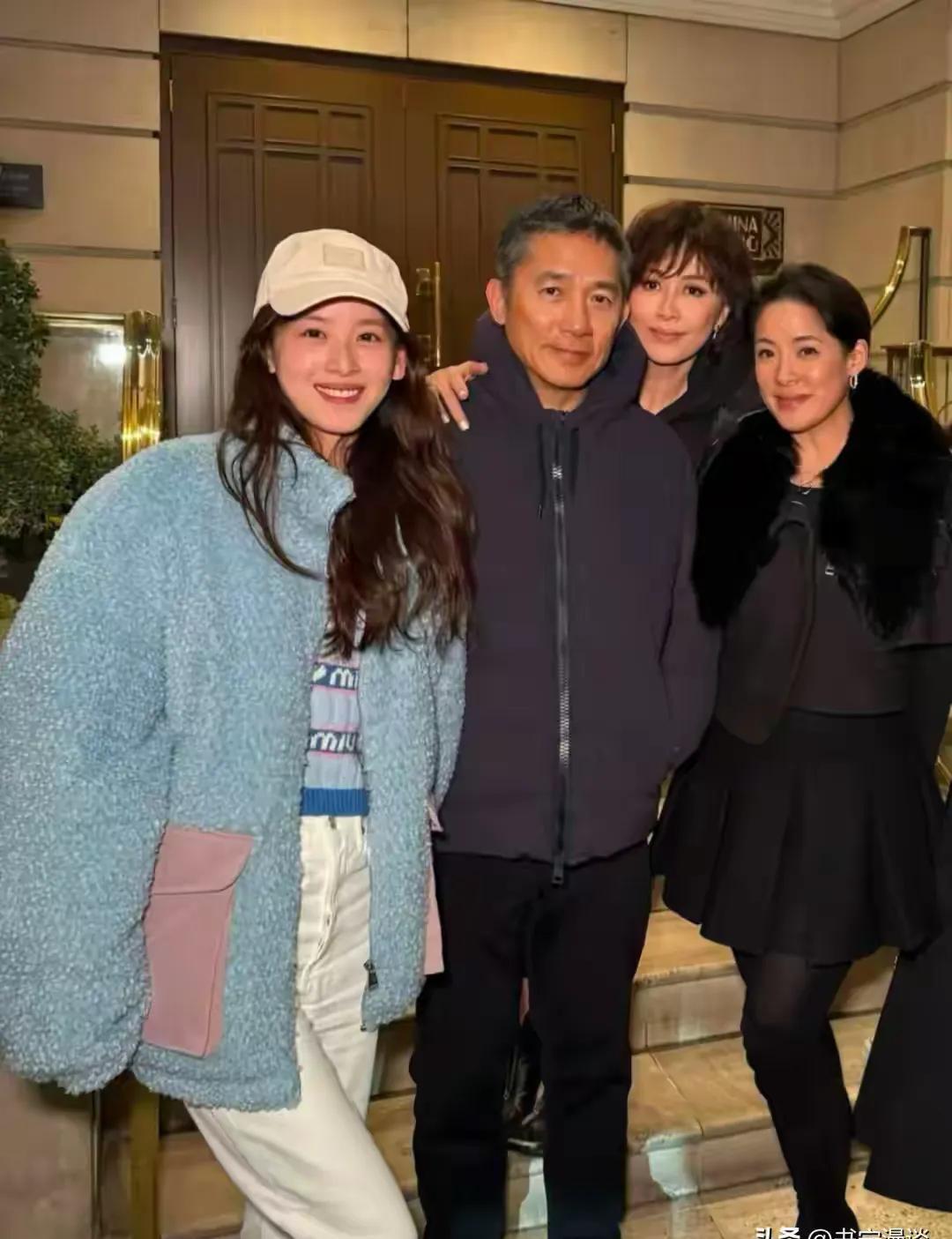 语音助手：章泽天与刘强东同台，展现逆天人脉与不凡气质