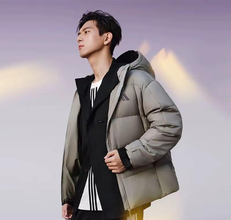 超评助手靠谱吗：李现街拍引发热潮，阿迪达斯销量暴涨成年轻人追捧焦点