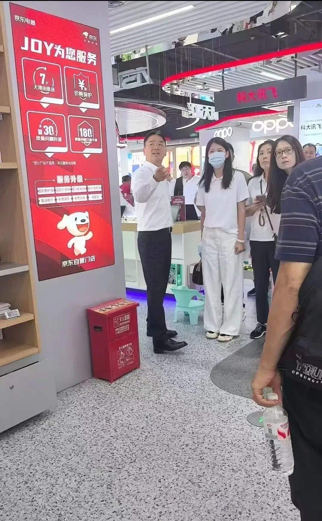 拼多多开团软件：刘强东回乡吃大排档，亲民风范让宿迁人倍感自豪