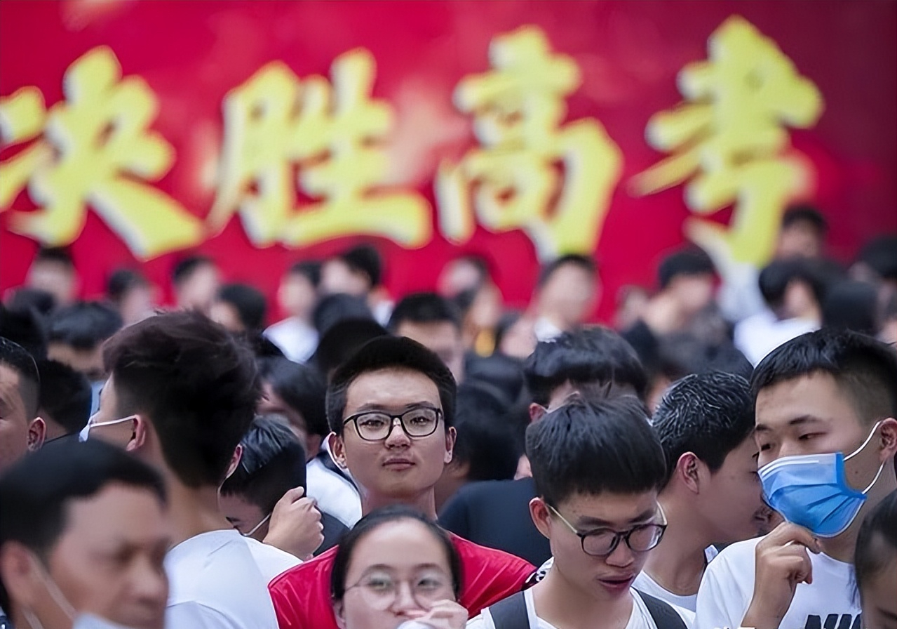 速评助手：国家教育部推出新功能，助力高考志愿填报，张雪峰等教育机构面临挑战！