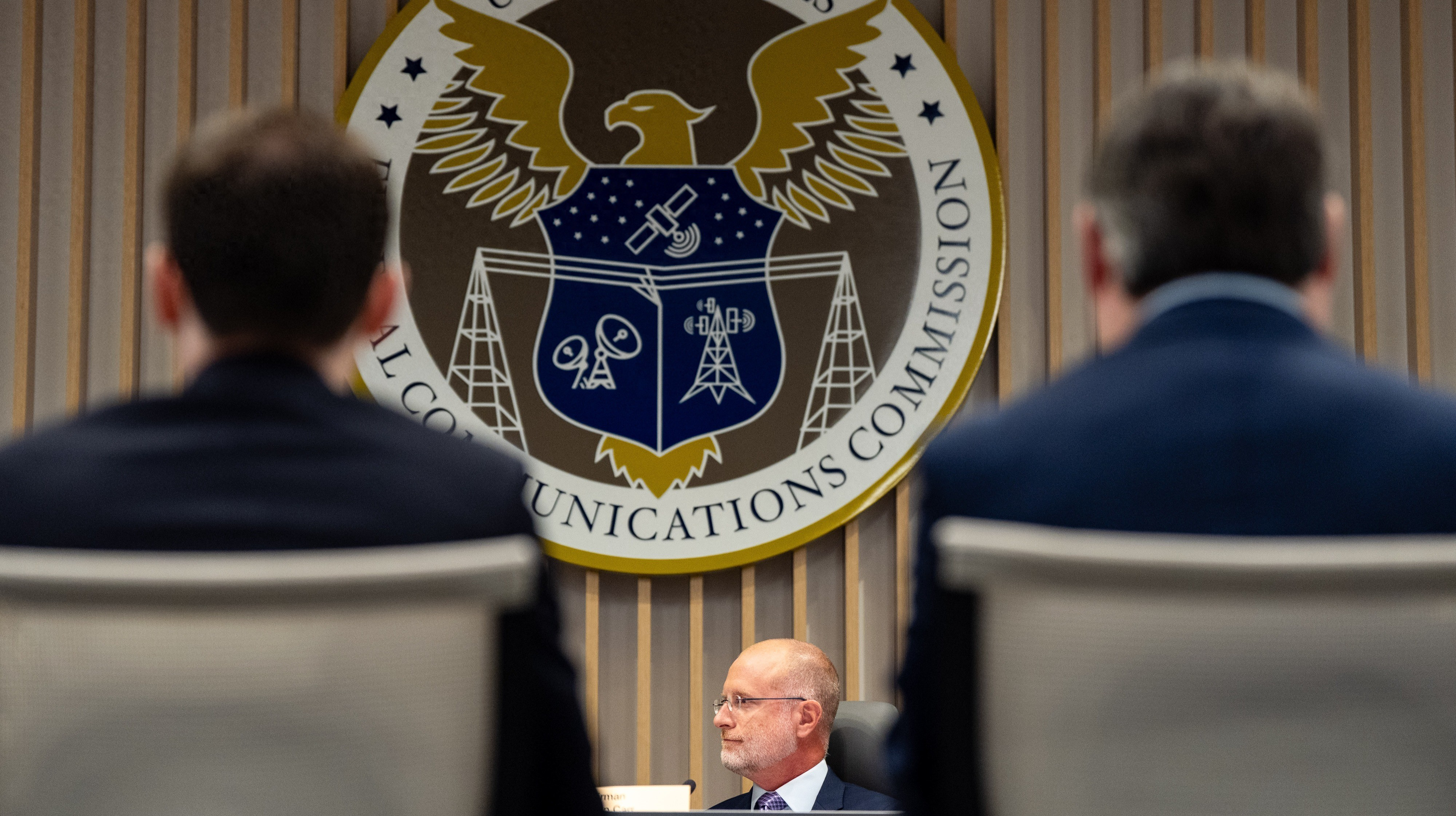 小U助手：美国下架数百万中国电子产品，中国安防企业如何应对技术战与市场挑战