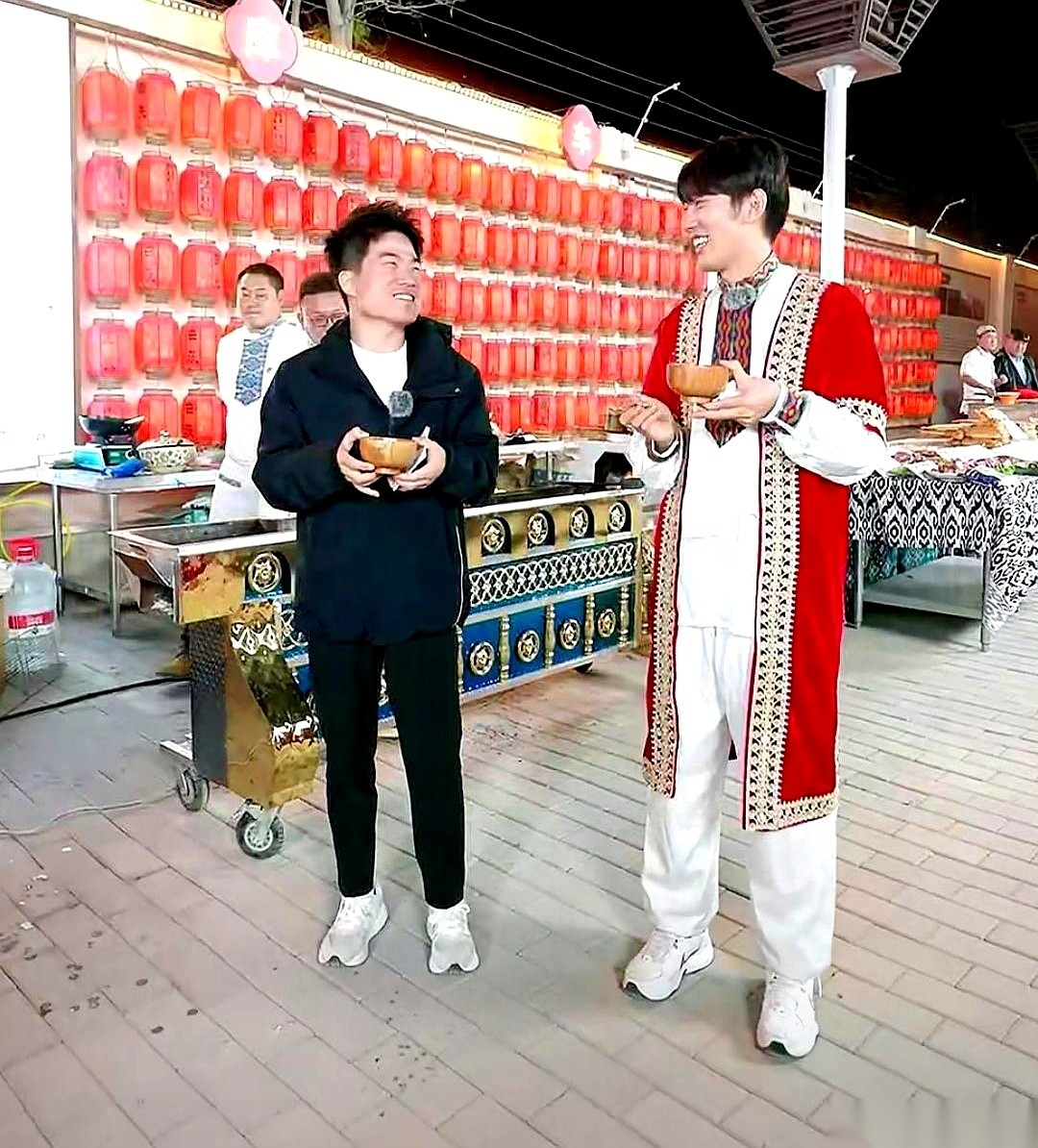 超单助手开团软件：董宇辉的新疆美食直播，从炫富到心灵慰藉的真实体验