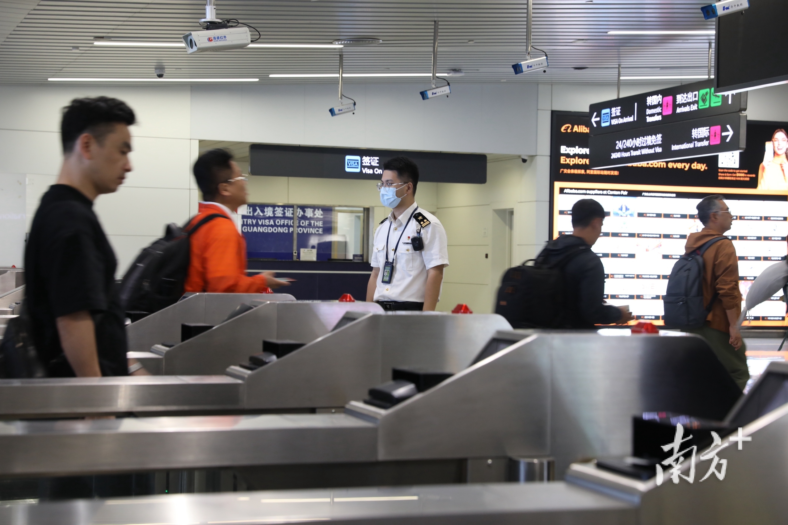 拼多多出评：暑运期间广州白云机场进出境旅客超300万，同比增14%