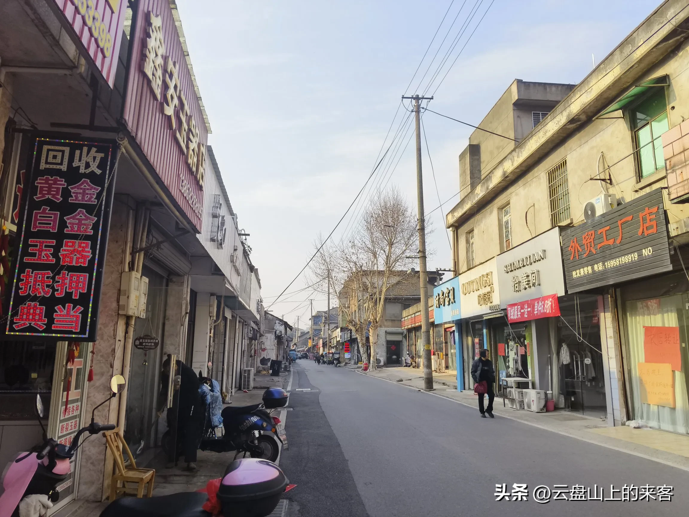 权重大师：实体店经营困境，应对电商冲击与顾客还价策略探讨
