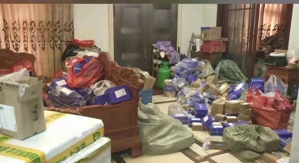 粉团助手：丈夫消失留百万快递，妻子无奈打工偿债的辛酸故事