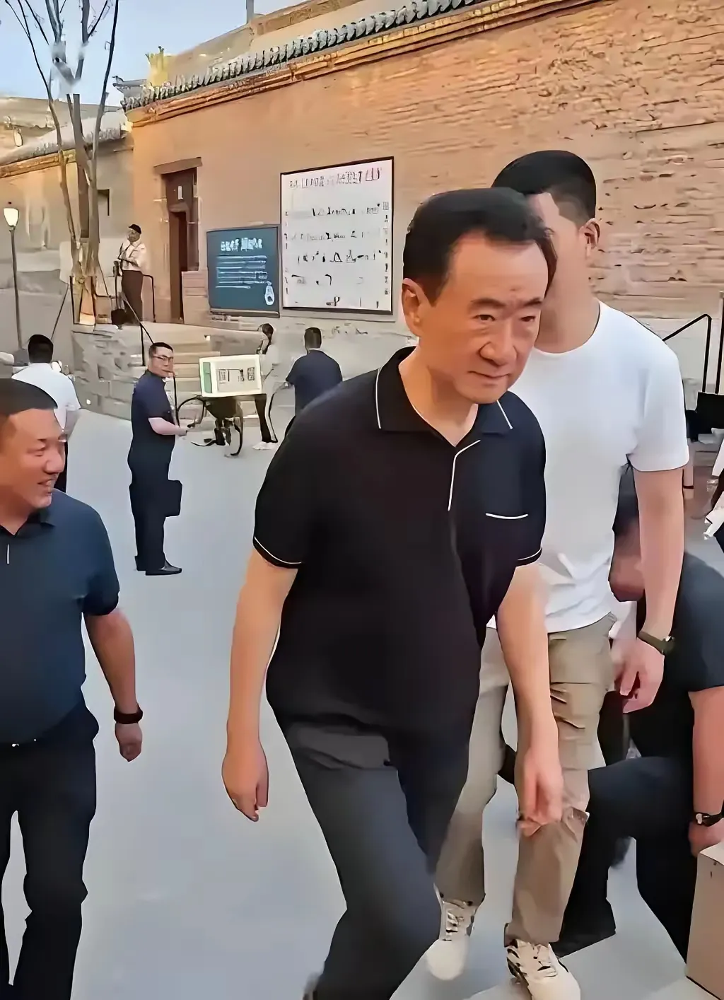潜力鸭：王健林，从商业巨头到债务危机中的硬汉自救之路