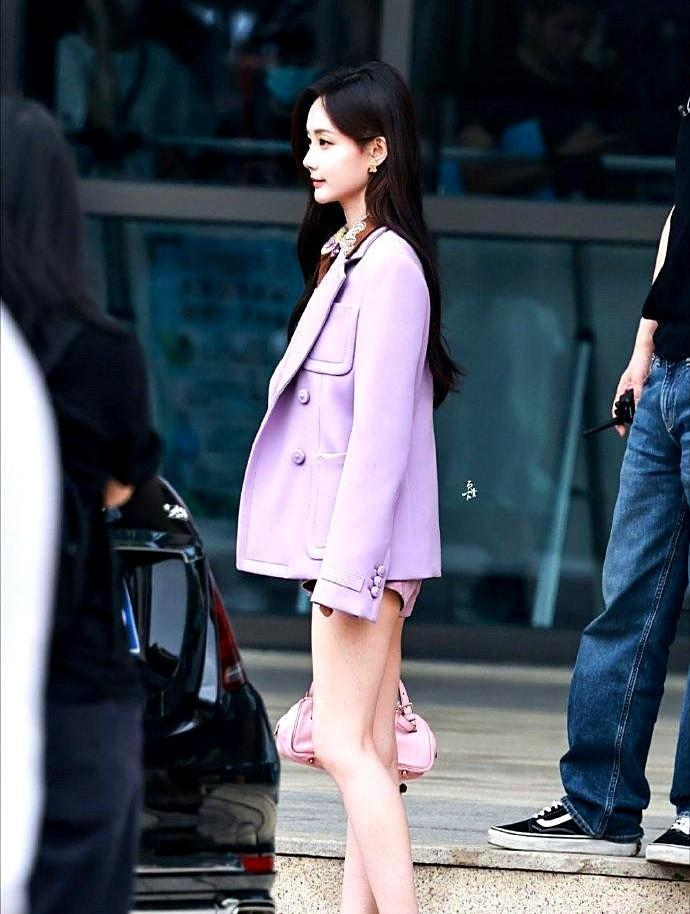 蓝天助手：李一桐紫西装引发消费热潮，年轻人如何在行动中选择责任与性价比