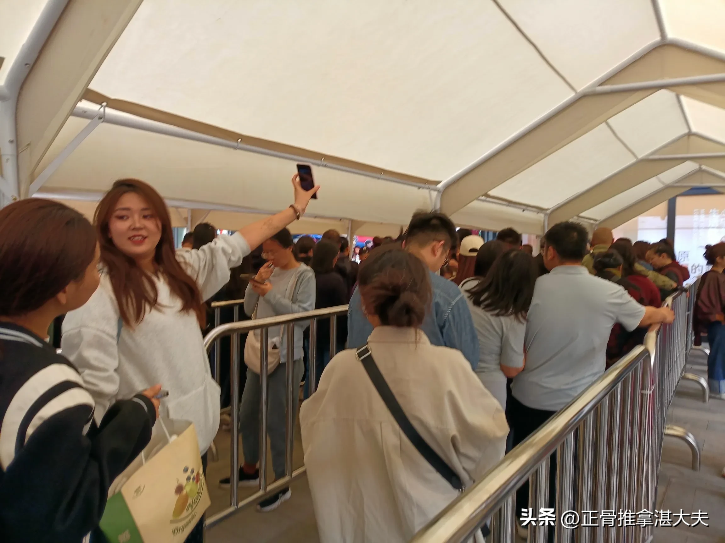 51助手：永辉超市人满为患，拥挤购物体验令人失望与价格偏高的反思
