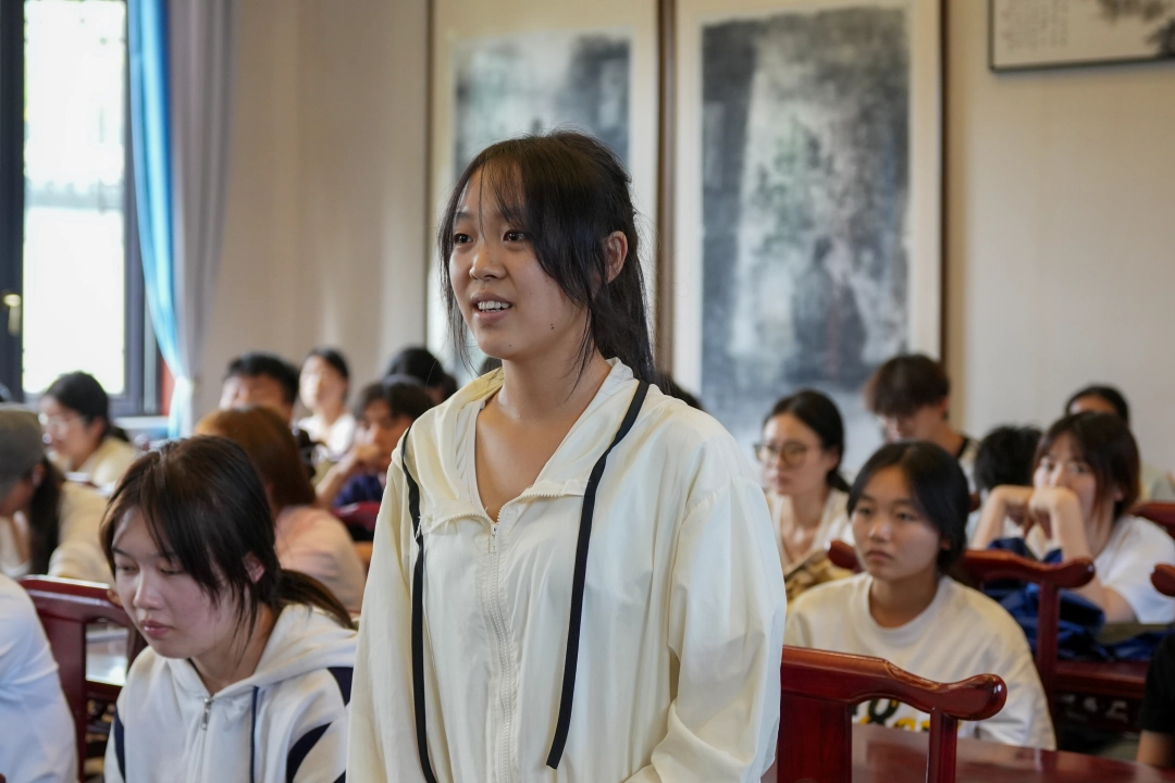 畅销助手出评软件：海外艺术家王兰在贵阳信息科技学院讲解诗画关系，拓宽师生艺术视野