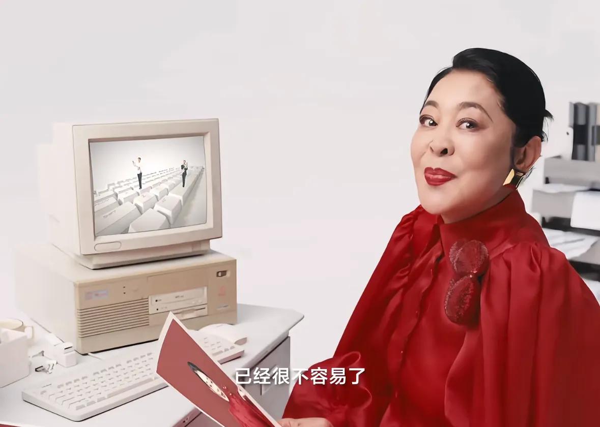 大麦助手：倪萍化身“妈妈嘴替”拍摄伊利牛奶广告，引发面部状态热议