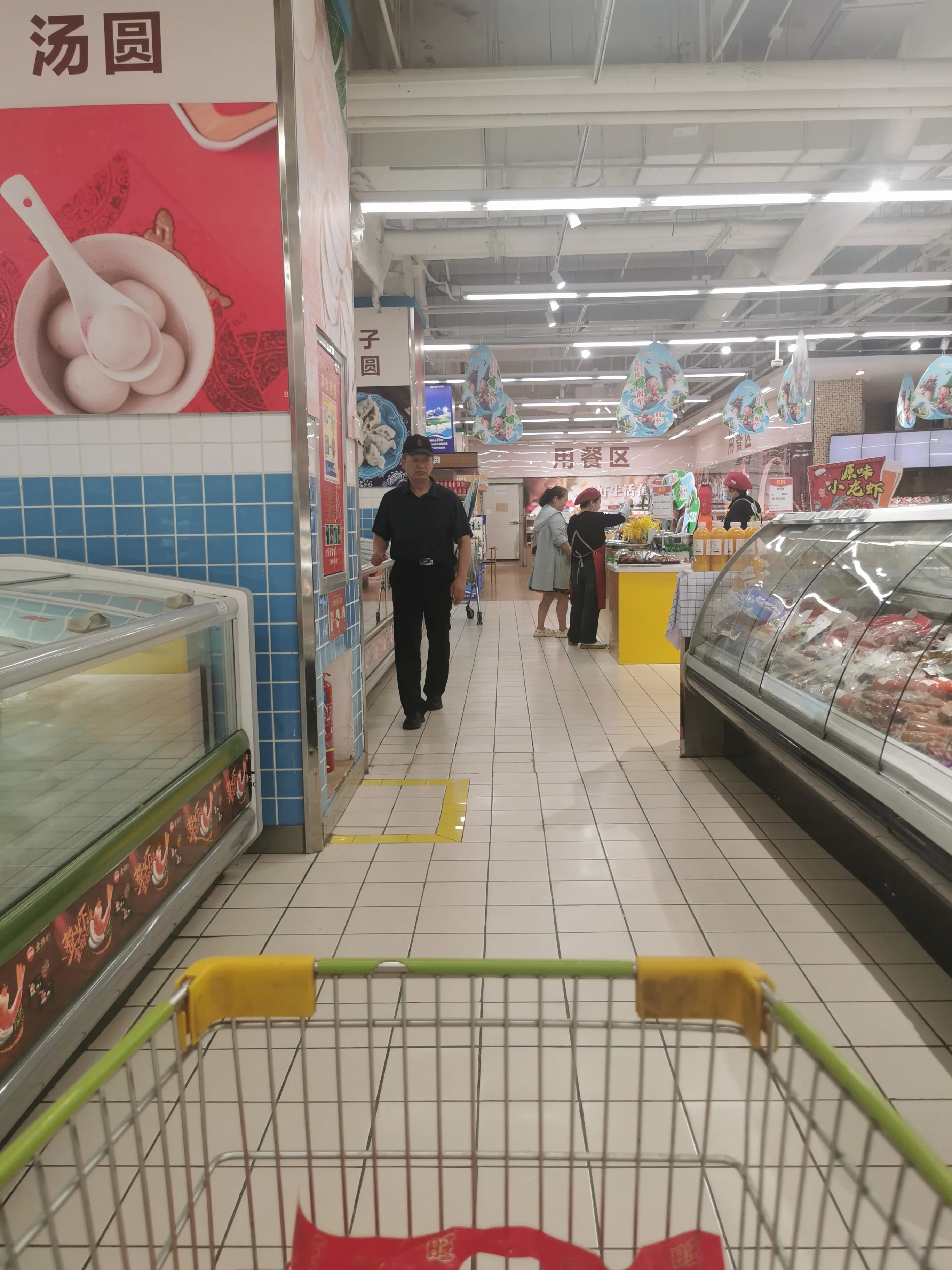 番茄助手：实体超市面临电商冲击与消费变化，如何实现数字化转型与差异化竞争？