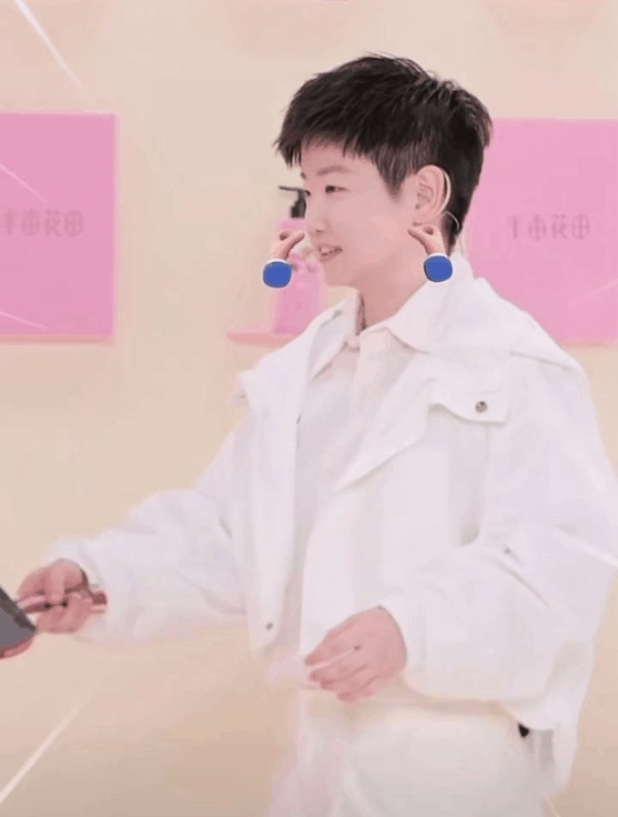 权重大师出评软件：直播带货变马戏表演，消费者的信任危机与品牌反思