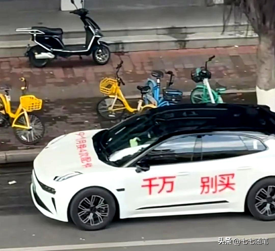 多多出评助手：新能源车主维权新方式，从横幅到标语，车企公关反应超灵敏