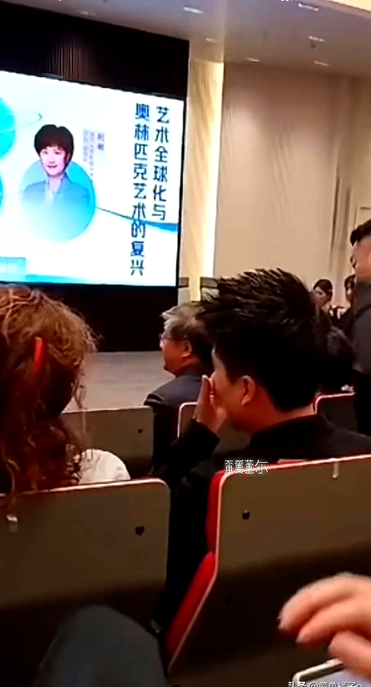 超单助手最新版本：董宇辉北京丈母娘现身清华，铁粉阿姨的追星新玩法！