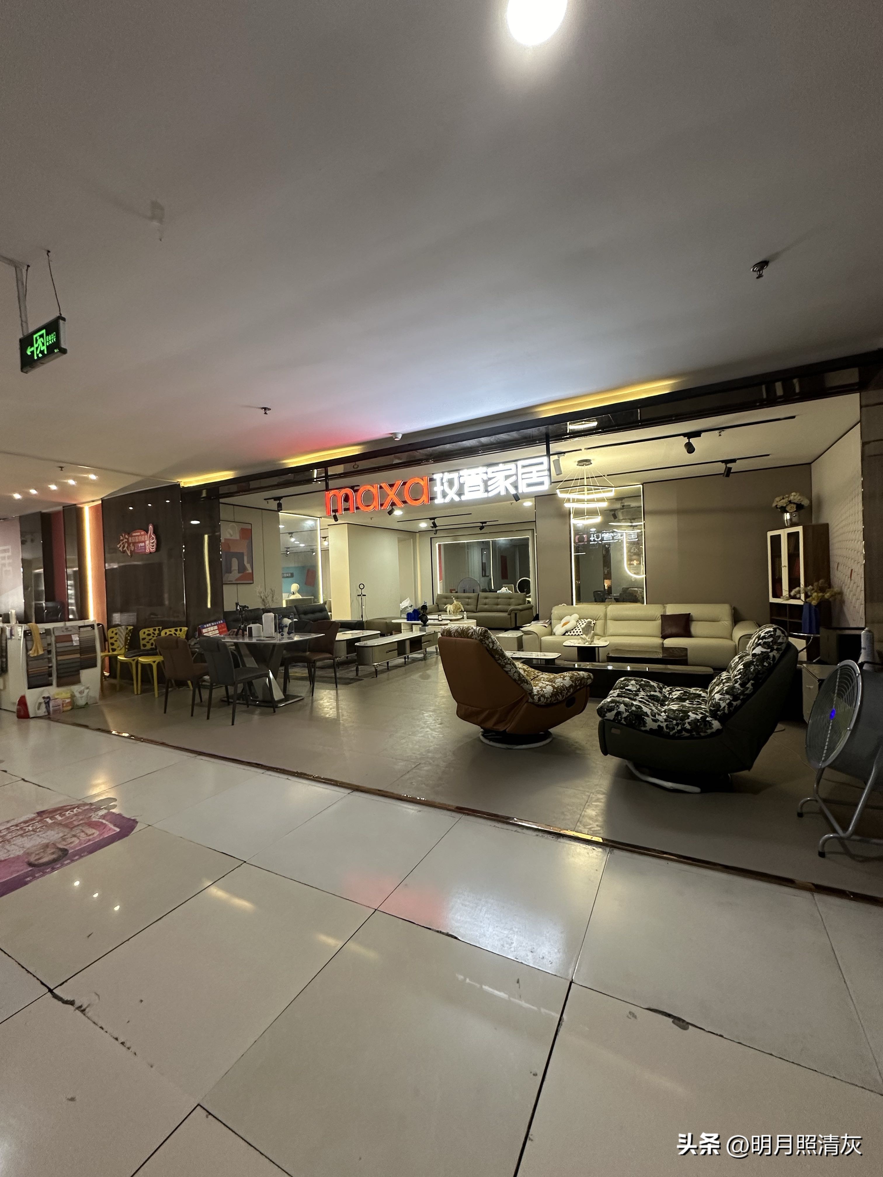拼多多出评神器：实体店家具价格揭密，看似顾客稀少的背后竟藏大秘密！