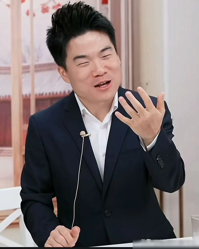 小M助手：董宇辉的“劳动人民之手”，真实美感与生命痕迹的独特魅力