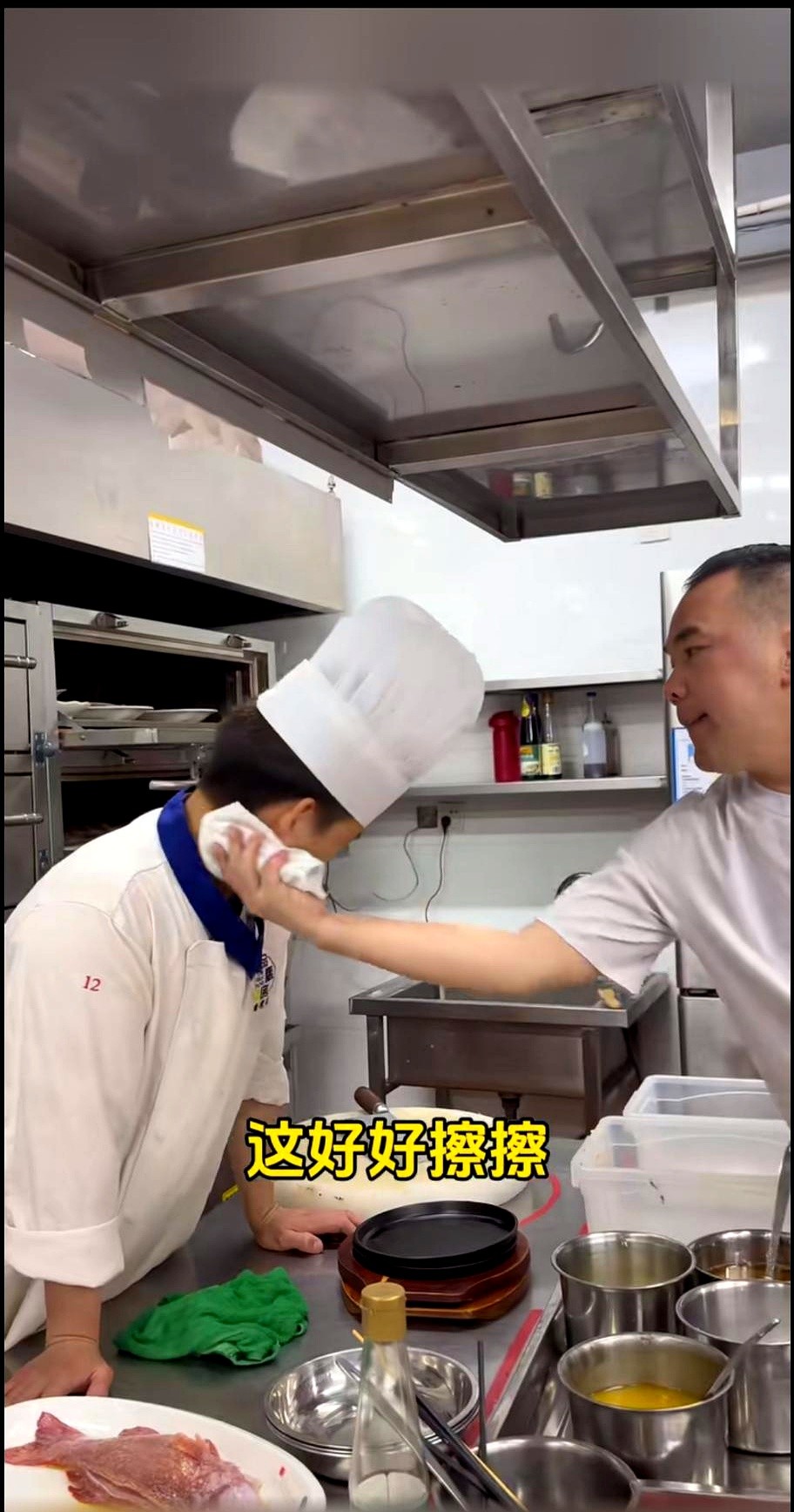 51助手卡密：阿牛哥餐厅突发事件，用抹布擦厨师脸引争议，昔日师徒情引人唏嘘