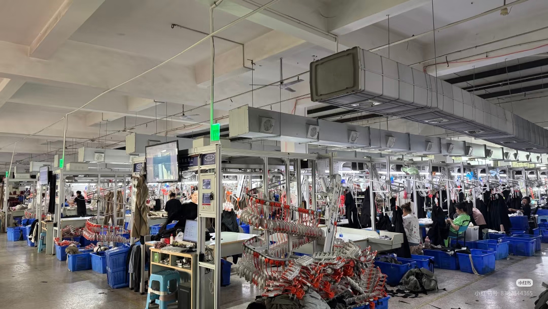 超评助手网站：服装行业下滑分析与未来趋势探讨，线上线下挑战与机会