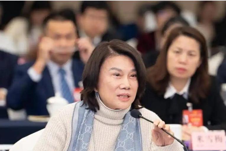 易评助手：董明珠讨债传奇，智勇双全追回42万货款，开启销售新模式