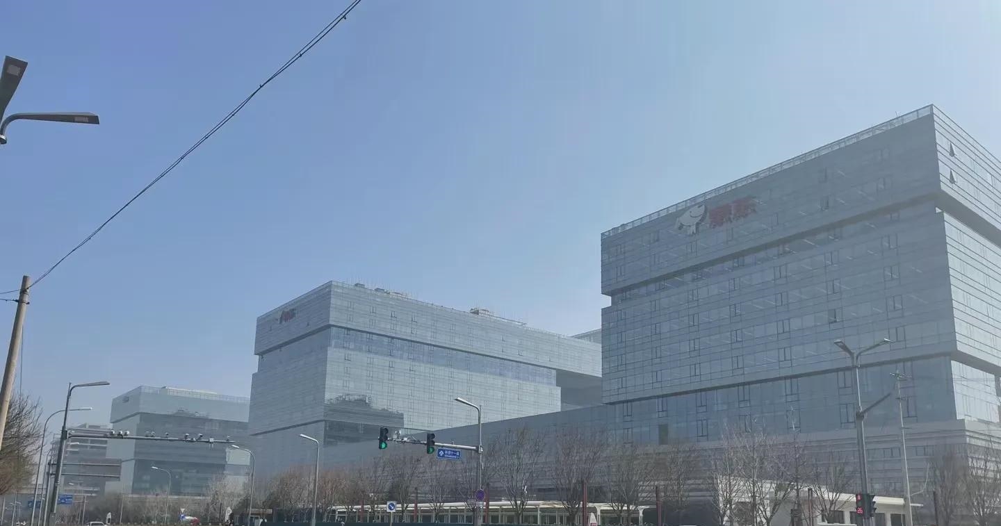 黎明助手：2045年京东集团，未来科技与社会挑战的双重考验
