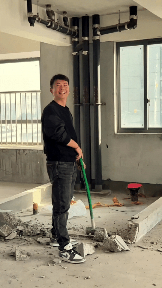 熊猫助手：装修省钱误区，男子自拆墙扭伤手，专业工具不可少！