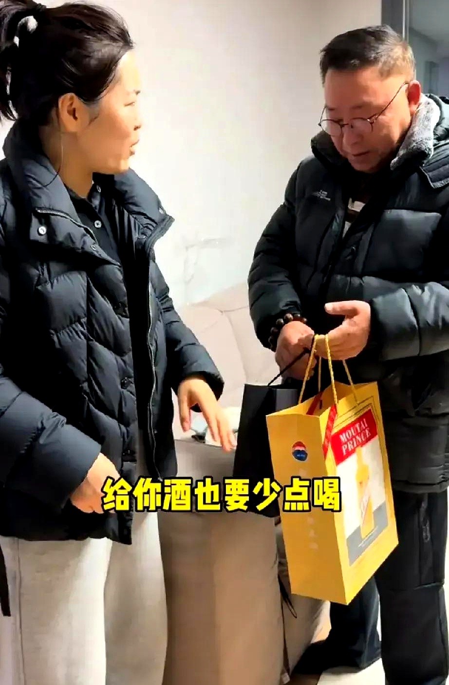 权重助手：跨国婚姻中的文化冲突与亲情商品化，大敏与大嫂的隐秘较量