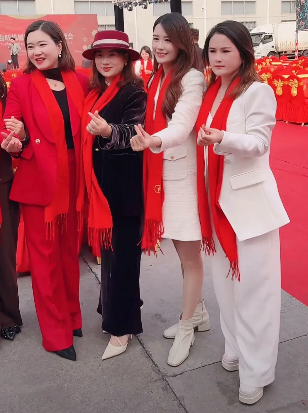 小评评助手最新版本：炮哥成功入驻东莞富婆圈，助力女企业家实现市场突破