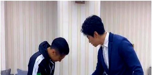 多多开团助手：李健用十年旧手机，揭示创作初心与无网时代的奢侈艺术