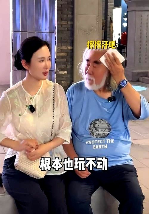 CC助手：杜星霖直播间引发争议，女性如何利用情绪和流量获取自我价值