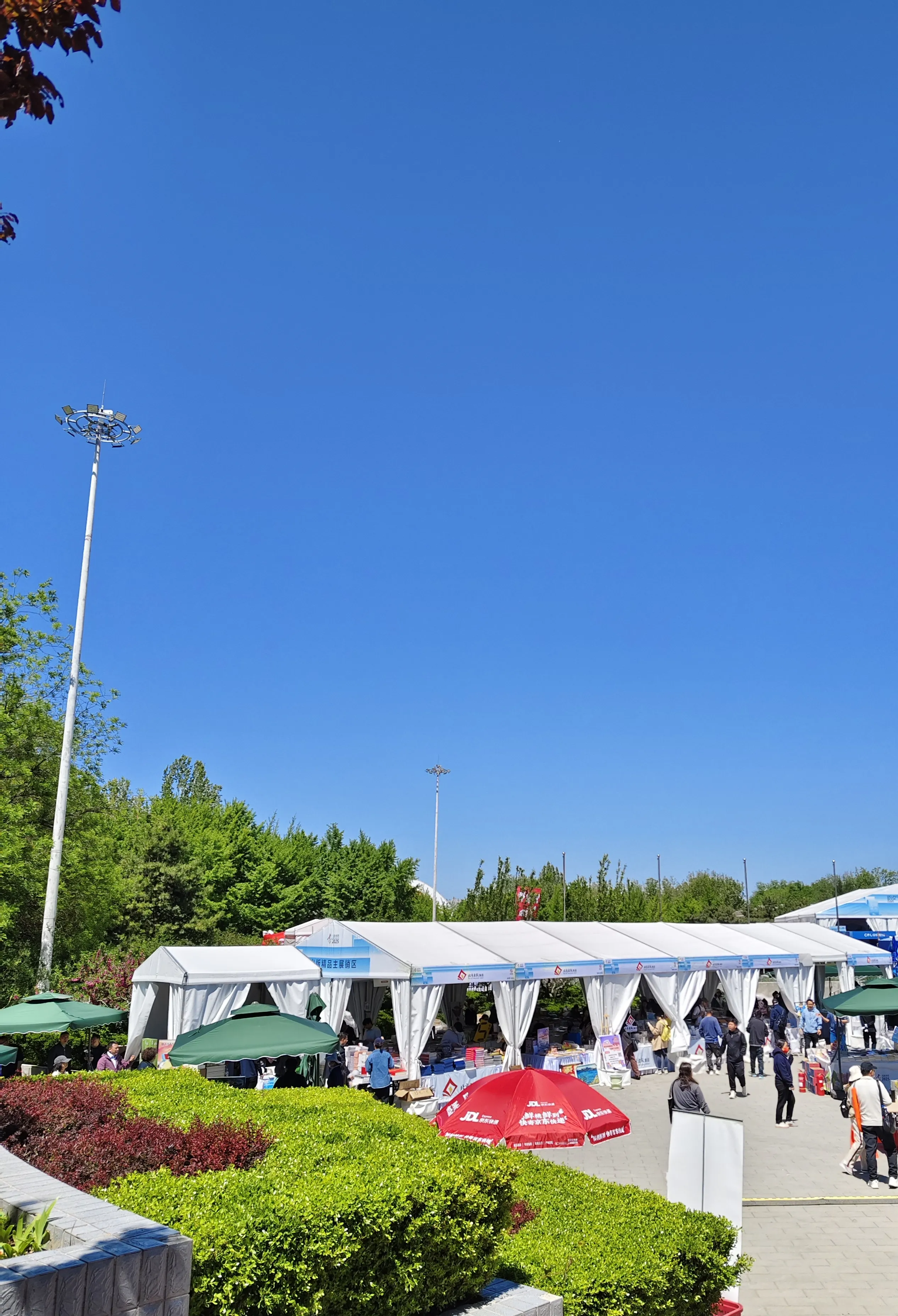 超评助手官网：京东快递助力北京书市，为读者提供便捷的书籍寄送服务