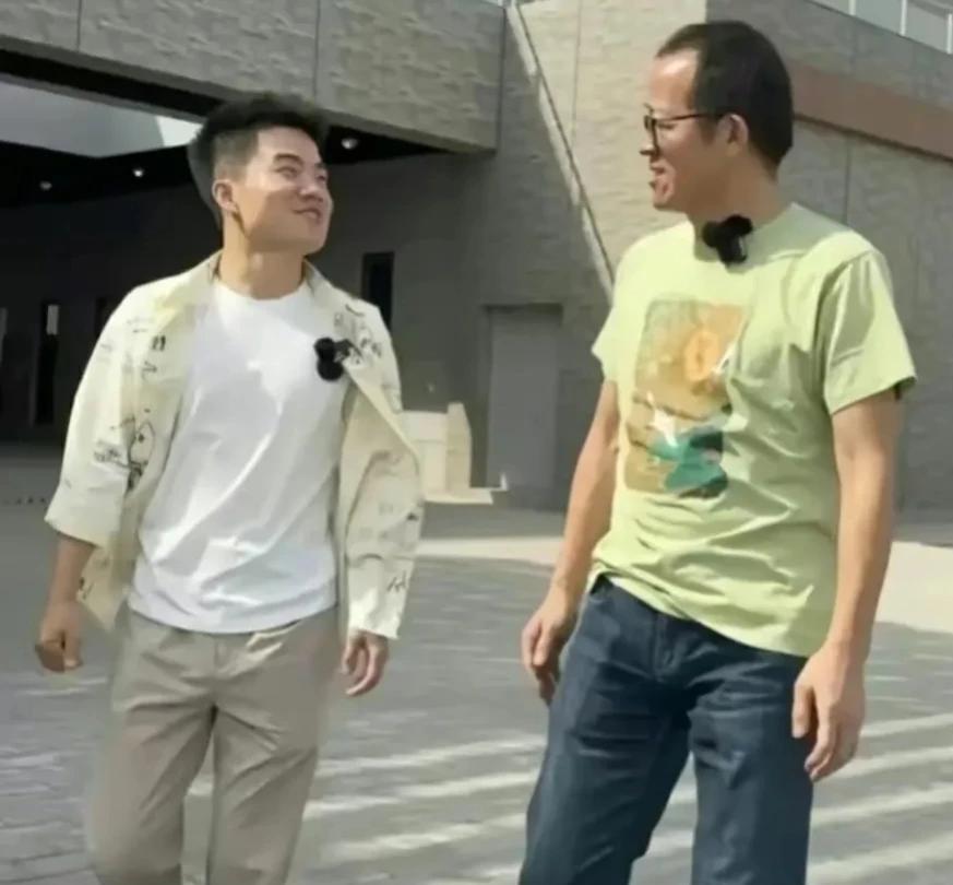 小评评助手下载：董宇辉与俞敏洪的幽默对话，袁绍精神与人生启示