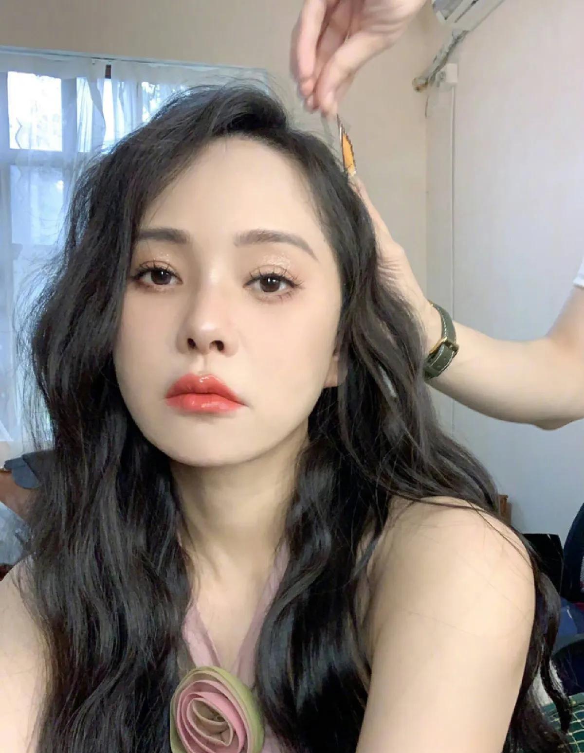 小评评助手卡密：伊能静与李佳琦直播风格大不同，情商高的回应引发热议