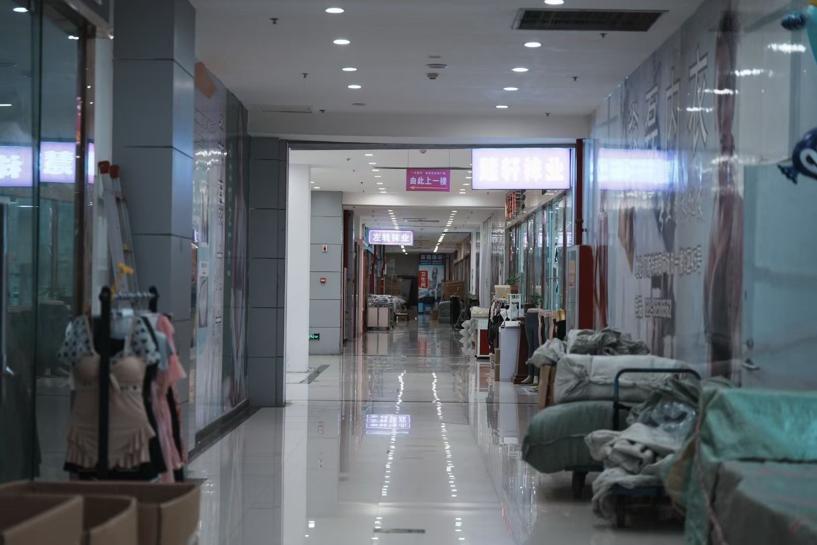 权重大师补单软件：西安康复路市场探秘，从热闹到冷清的女装购物体验