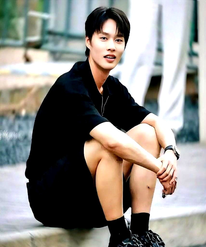 夕夕助手：新规则下的影视行业，演员片酬降、流量价值升，谁在赌未来？