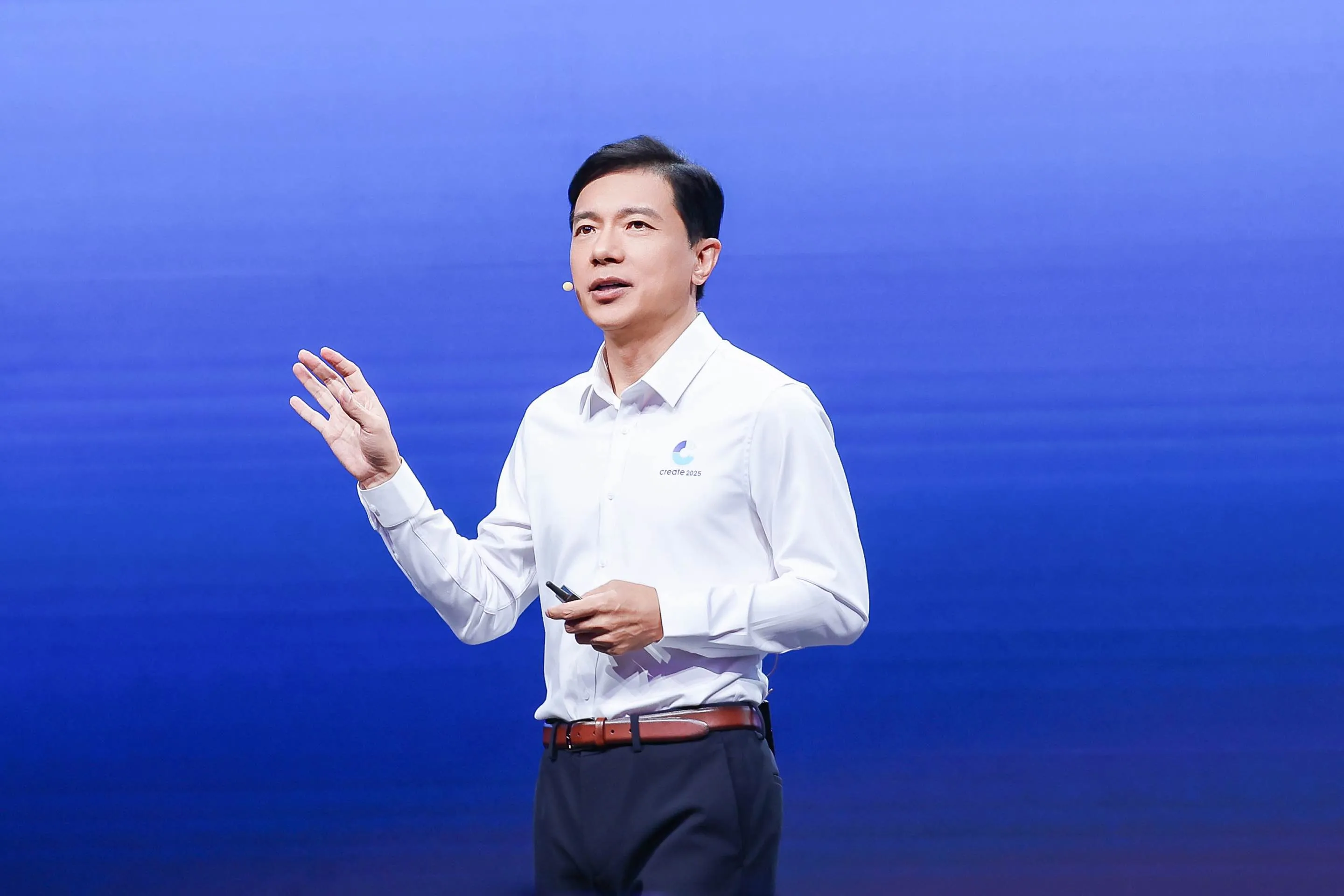 增强助手下载官网：百度AI开发者大会，李彦宏发布文心4.5Turbo与数字人3.0的最新进展
