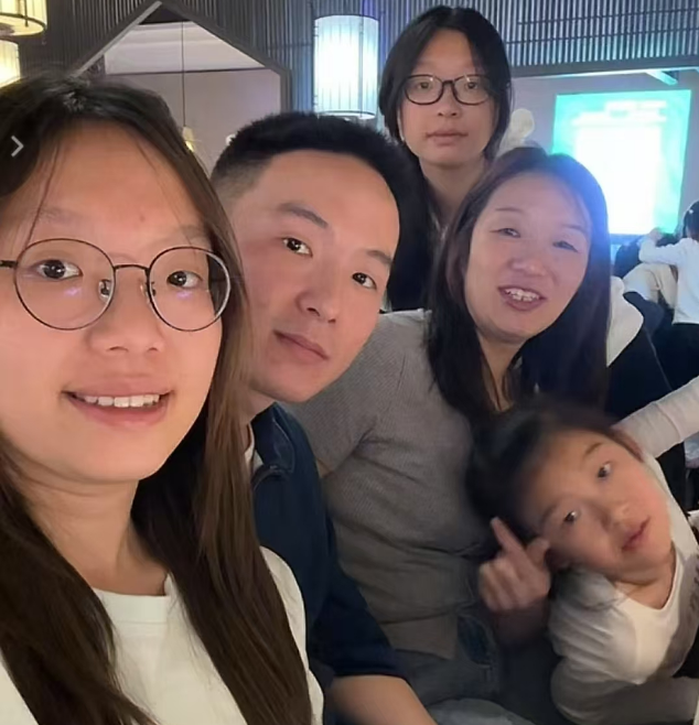 51助手软件官网：许健华母子首次直播带货引发热议，成功背后的真相揭秘