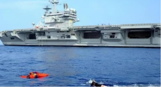51助手使用方法：航母水兵坠海求生奇迹，自制浮囊与鲨鱼周旋的真实故事