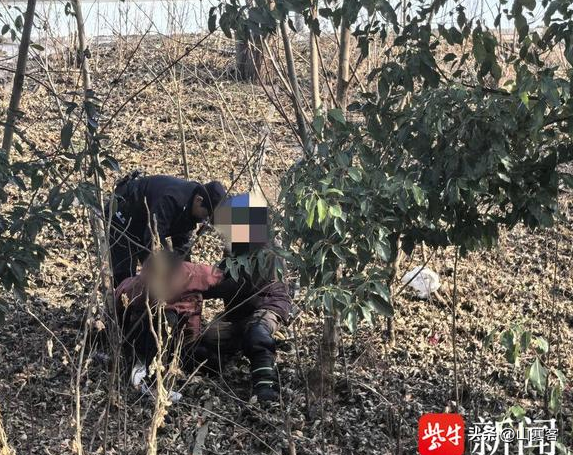权重大师靠谱吗：南京跑腿小哥识破新型诈骗，送礼盒反揭7万元现金骗局