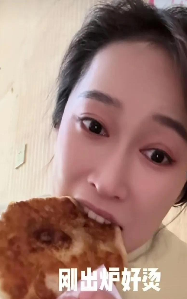 拼多多开团软件：yoyo烧饼事件引发网络争议，公众人物需更多理解与包容