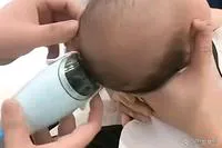 易评助手靠谱吗：年轻宝妈与理发师争执，习俗与明码标价的矛盾引热议