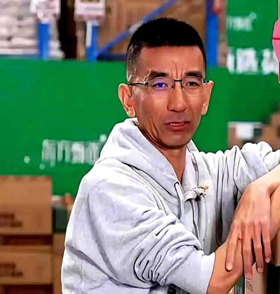 创新助手：东方甄选与辉同行，直播带货背后的流量竞争与文化碰撞