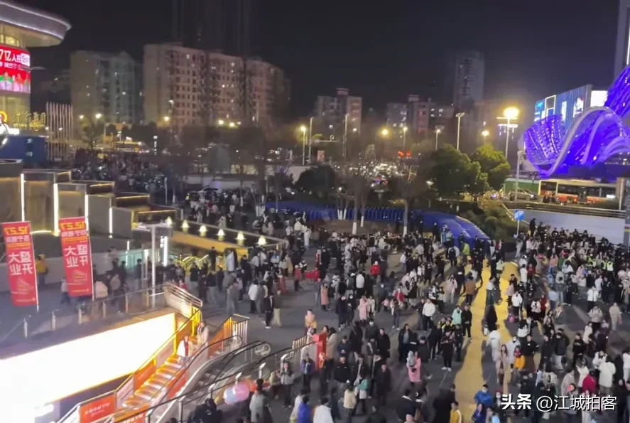 小评评助手软件下载：各大城市步行街人流量对比，热门与冷门的购物地探秘