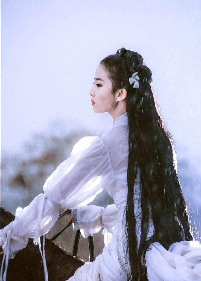 爆款助手：刘亦菲重返荧幕，失独母亲角色引发观众对青春和爱情的思考