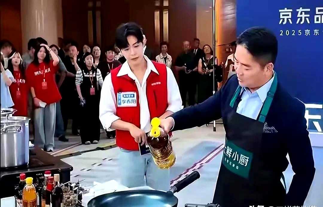 权重大师官网入口：刘强东直播炒猪头肉，流量爆款背后的商业创新与用户黏性提升
