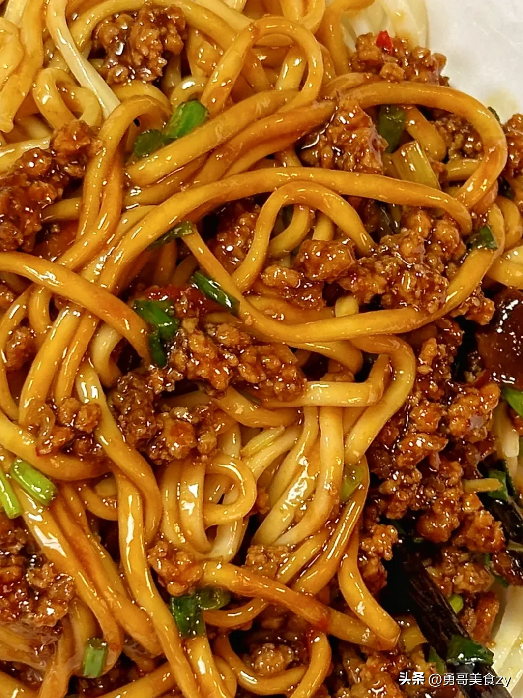 狗宝助手卡密：从摆摊到开店，揭秘抚顺肉酱拌面成功秘诀与月入3万的配方技巧