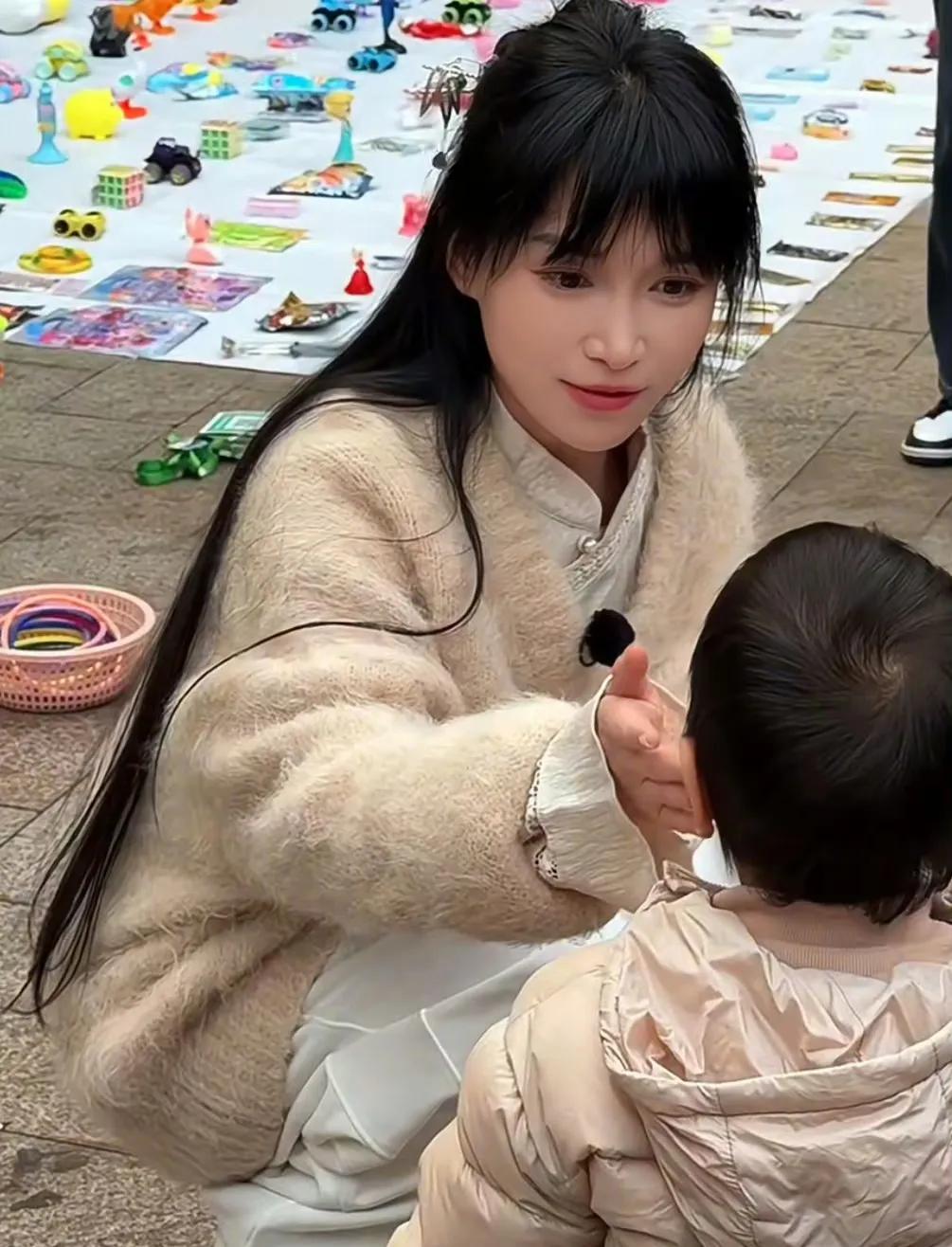 超评助手：李子柒与王冰冰公园相遇，同龄女神童颜回春引发热议