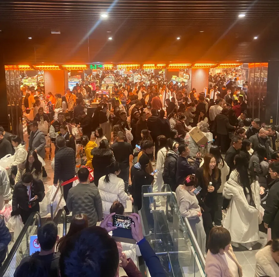 易单助手小号：网购取消退款政策，消费者或将更倾向于实体店购物的变革分析