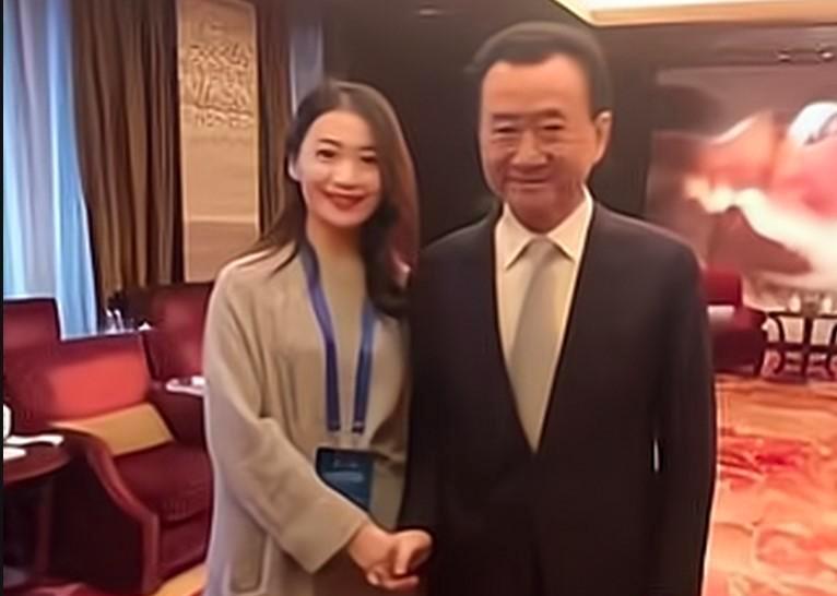云创助手：王思聪与父亲助理的相处，高情商背后的成功秘诀