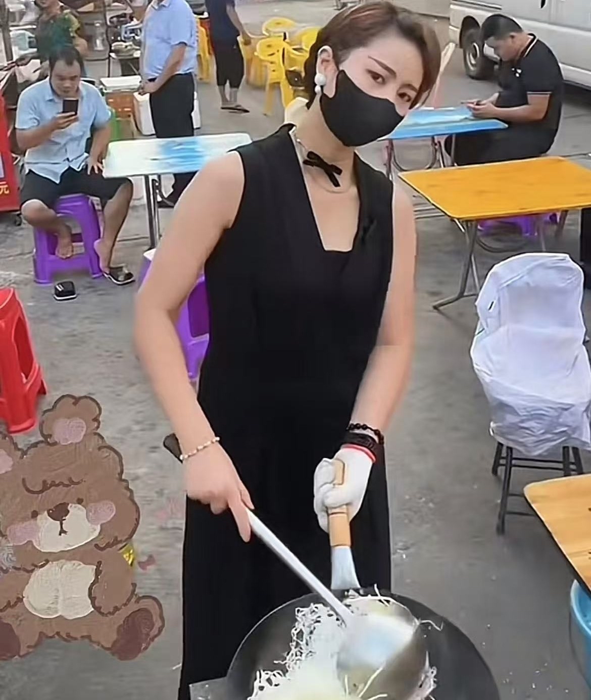 TK助手：东莞“炒粉姐”，28元一碗的坚守与温暖，网友称值280元也不贵